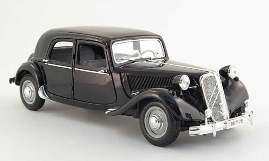 Citroen Traction 15 1/18 Maisto 15 cv zwart 1952 modelauto
