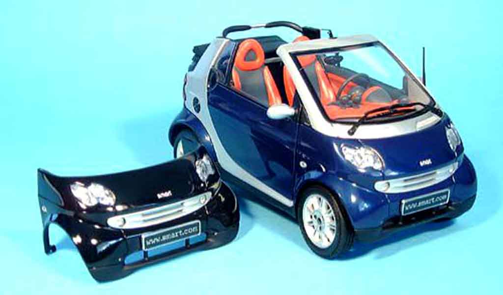 Smart Cabriolet 1/18 Kyosho blauw (bodypanel zwart) modelauto