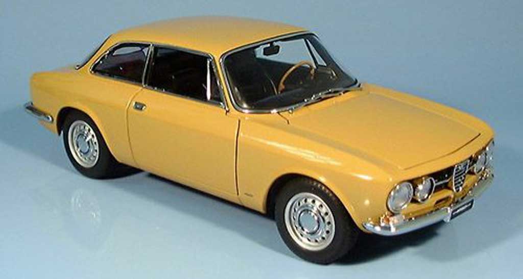 Alfa Romeo 1750 GTV 1/18 Autoart GTV beige millennium edition 1967 modelauto