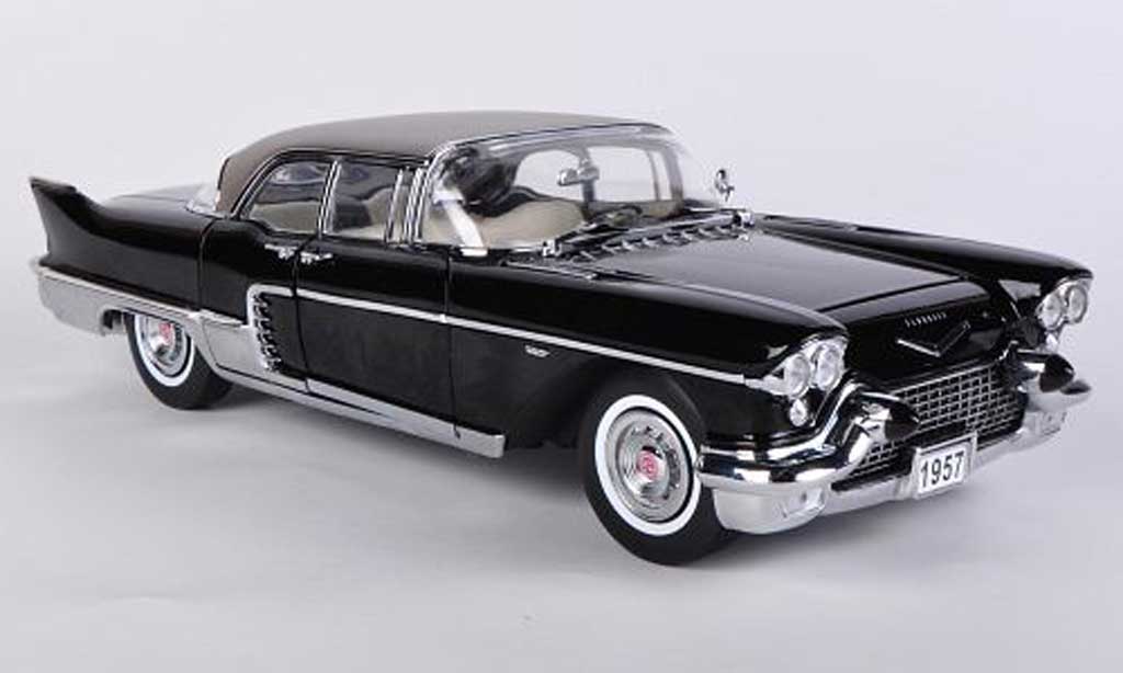 Cadillac Brougham 1/18 Sun Star zwart 1957 modelauto