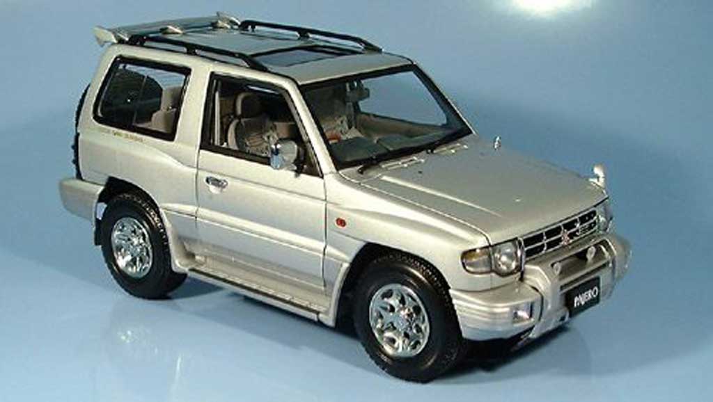 Mitsubishi Pajero 1/18 Autoart swb zilver 1998 modelauto