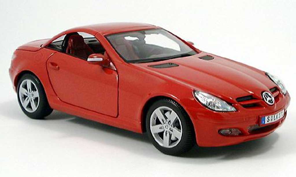 Mercedes Classe SLK 1/18 Maisto rood toit ferme 2004 modelauto