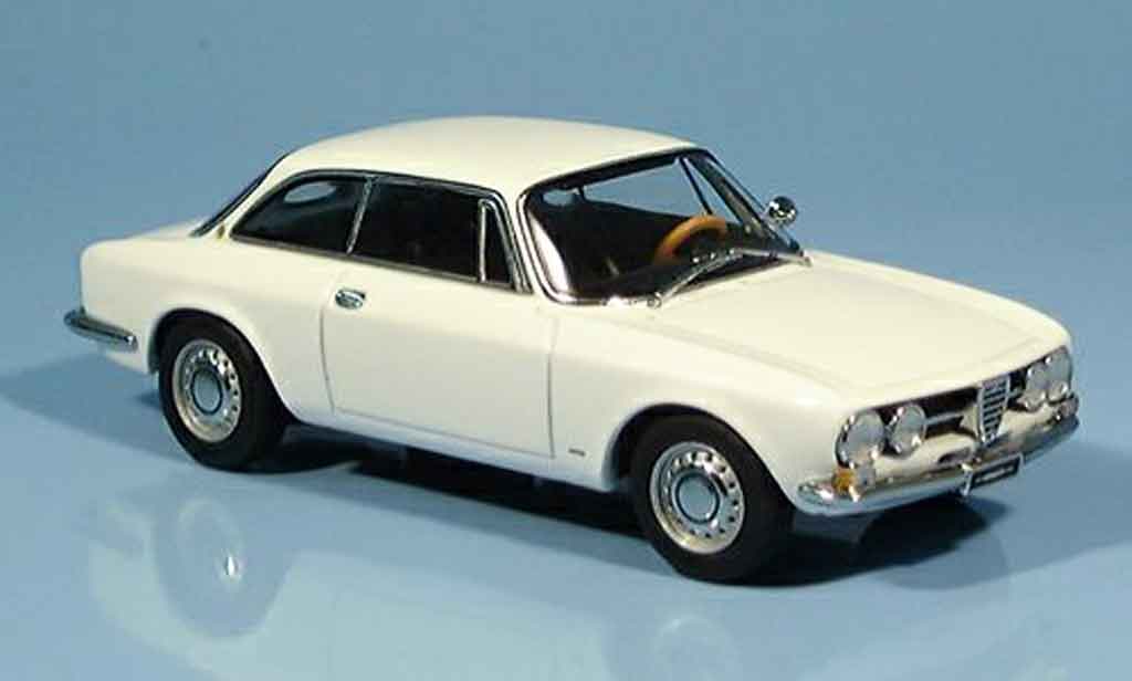 Alfa Romeo 1750 GTV 1/43 Autoart GTV wit 1967 modelauto