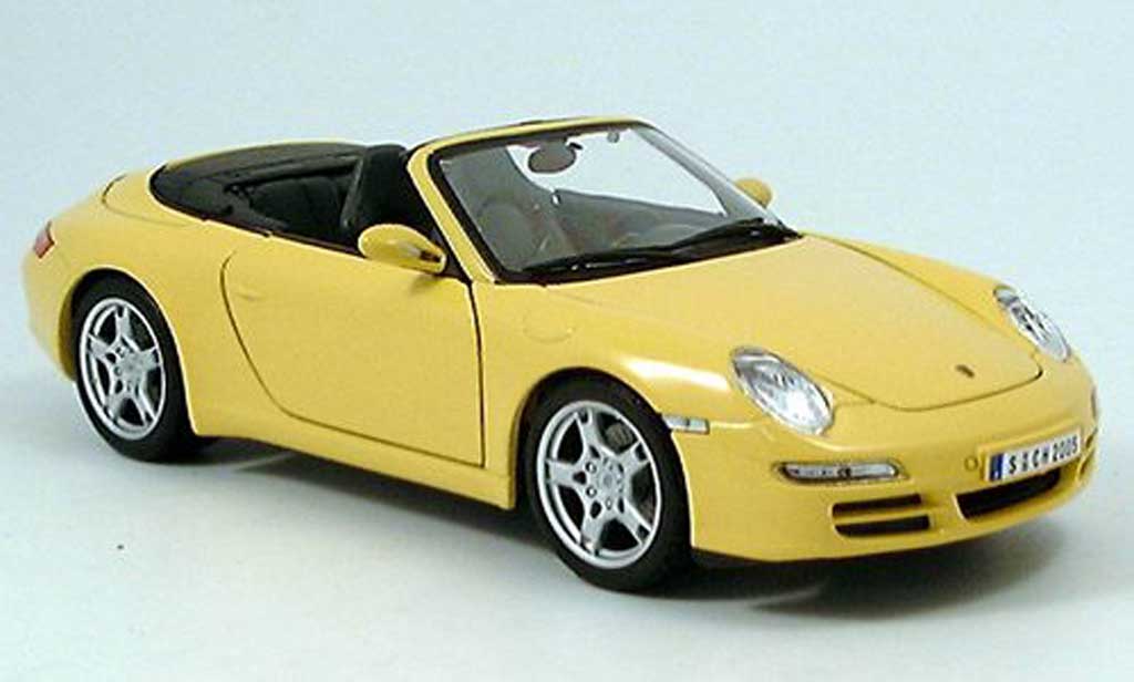 Porsche 997 Cabriolet 1/18 Maisto Cabriolet S geel modelauto