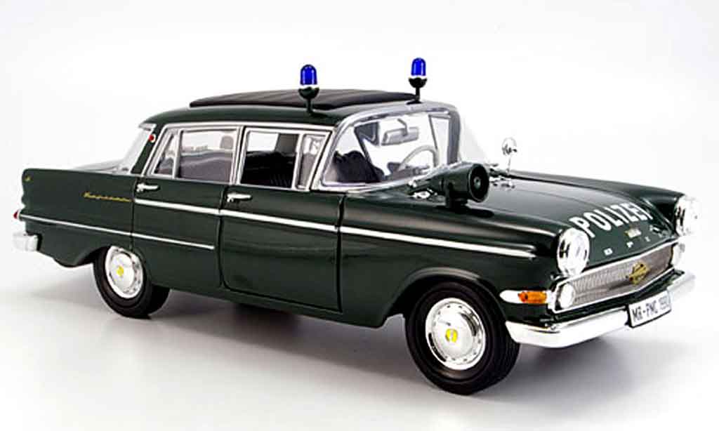 Opel Kapitan 1/18 Revell polizei 1961 modelauto