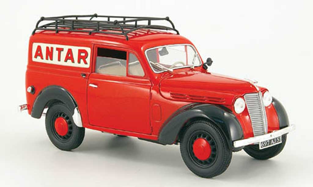 Renault Juvaquatre 1/18 Solido rood antar 1952 modelauto