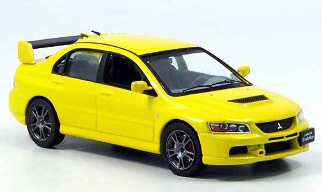Mitsubishi Lancer Evolution IX 1/43 IXO Evolution IX geel 2006 modelauto