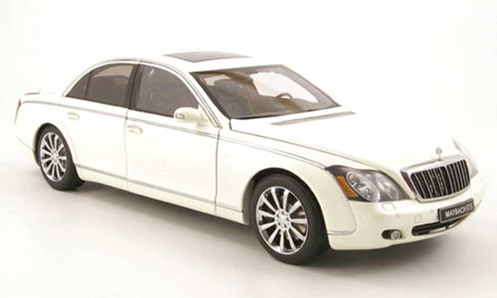 Maybach 57 1/18 Autoart s wit 2005 modelauto