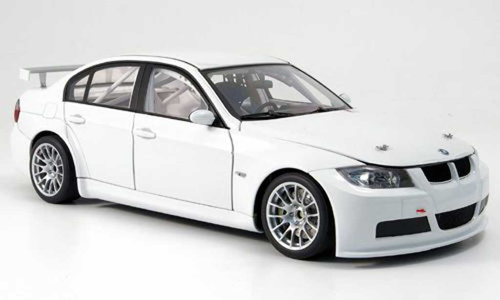 Bmw 320 E90 1/18 Autoart E90 si wit plain body version 2006 WTCC test car modelauto