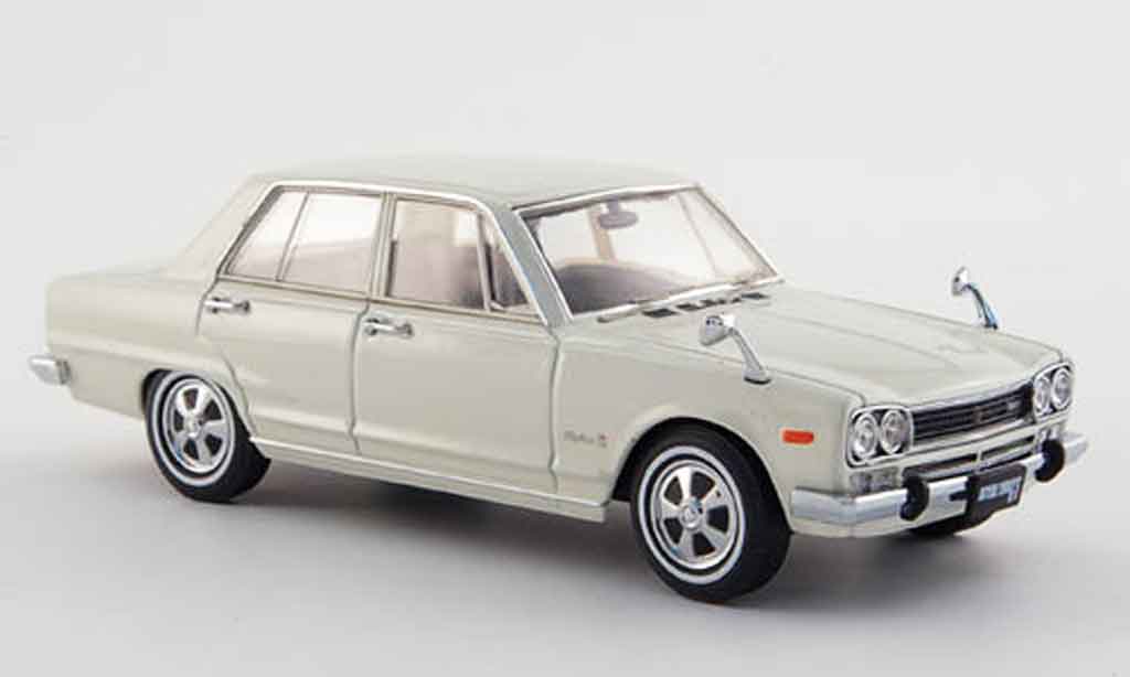 Nissan Skyline 2000 1/43 Ebbro 2000 GT (GC10) wit 4 Turer 1968 modelauto