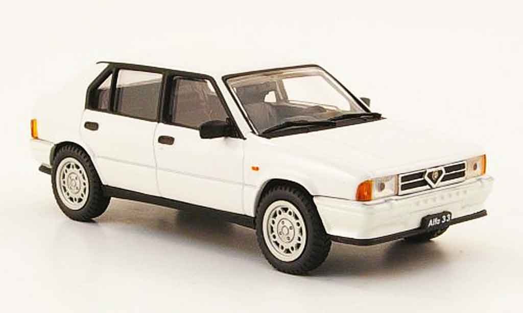 Alfa Romeo 33 1/43 Pego quadrifoglio wit 1983 modelauto