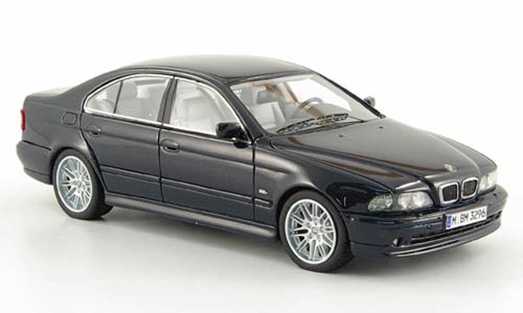 Bmw 530 1/43 Neo i (E39) zwart 2002 modelauto