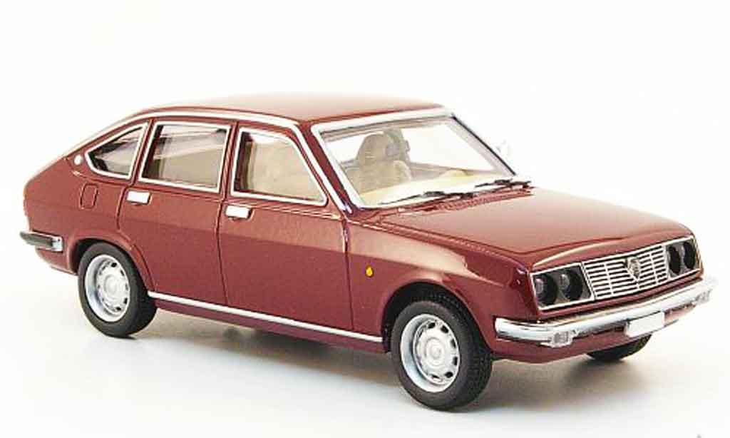 Lancia Beta berline 1/43 Pego sedan rood modelauto