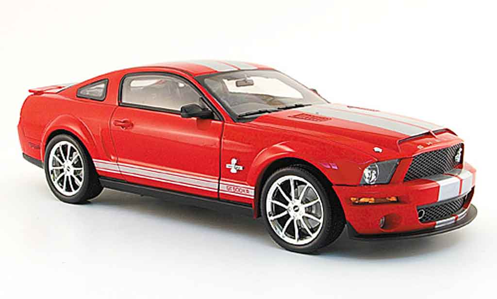 Shelby GT 500 1/18 Shelby Collectibles kr rood avec bandes grijss 2008 modelauto