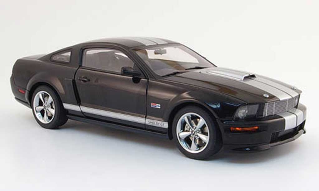 Shelby GT 1/18 Autoart zwart avec bandes grijss 2007 modelauto