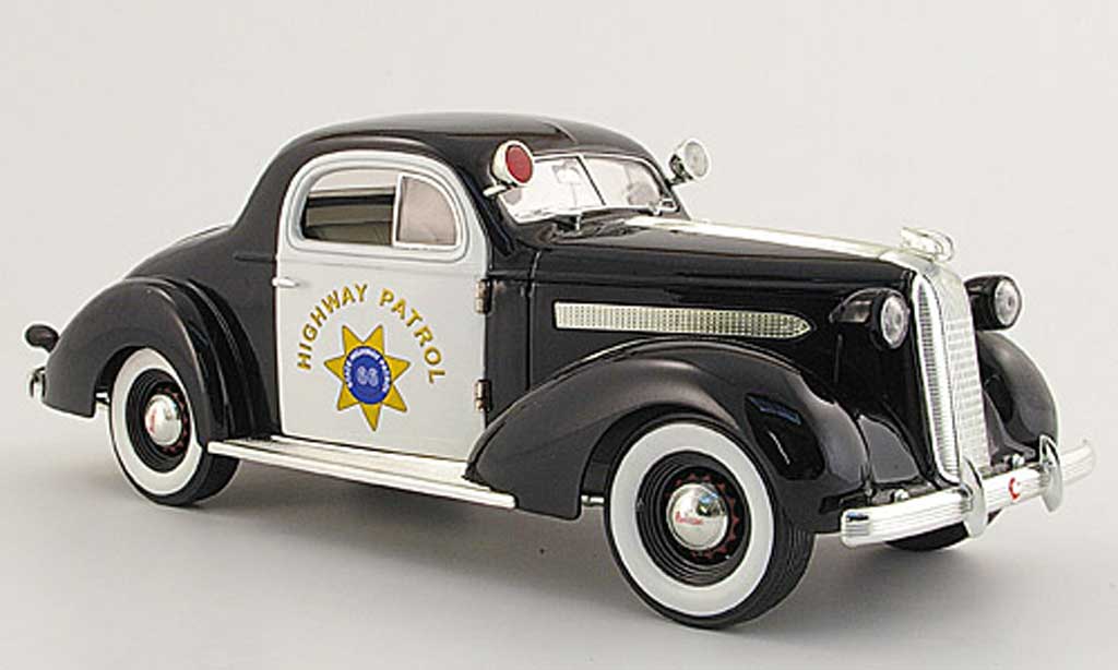 Pontiac De Luxe 1/18 Signature Highway Patrol zwart/wit 1936 modelauto