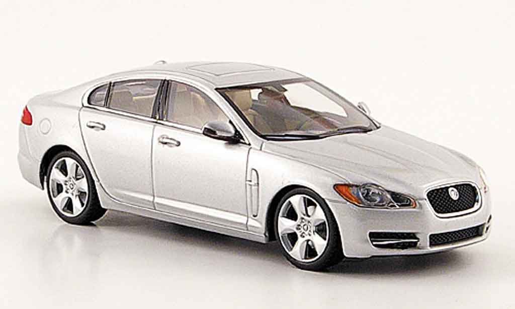 Jaguar XF 1/43 Minichamps grijs metallic 2007 modelauto