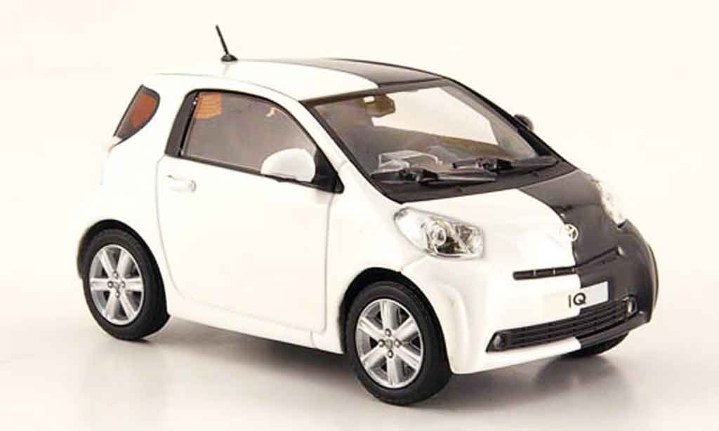 Toyota IQ 1/43 Minichamps wit zwart autosalon genf 2009 modelauto