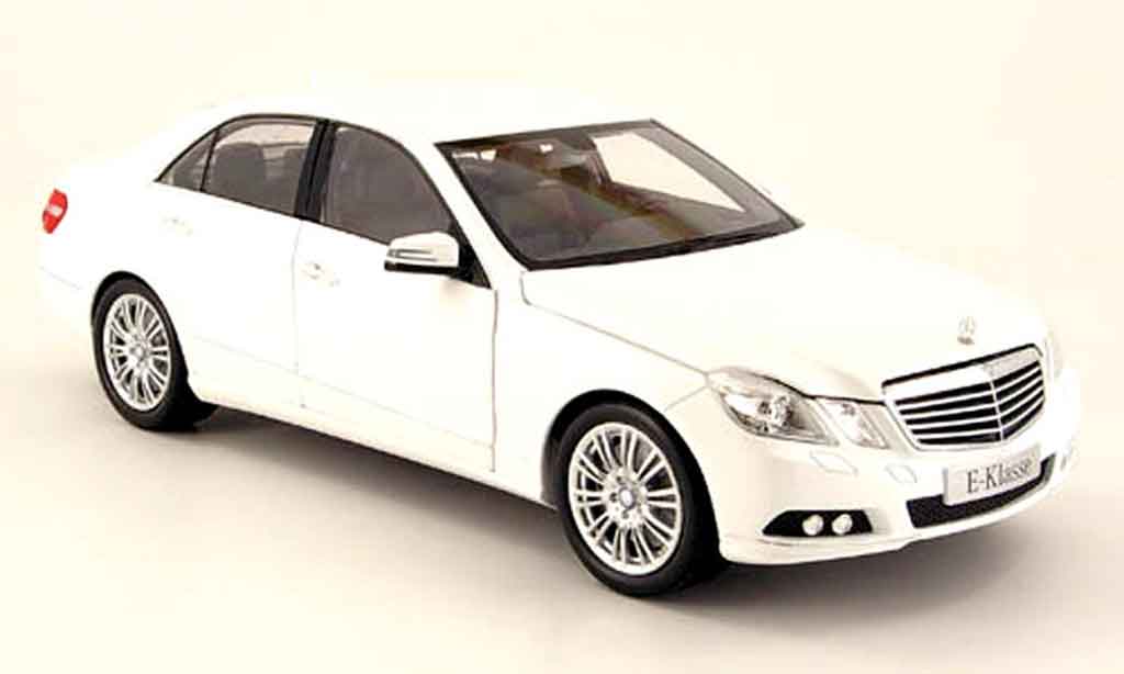 Mercedes Classe E 1/18 Minichamps (w 212) wit 2009 modelauto