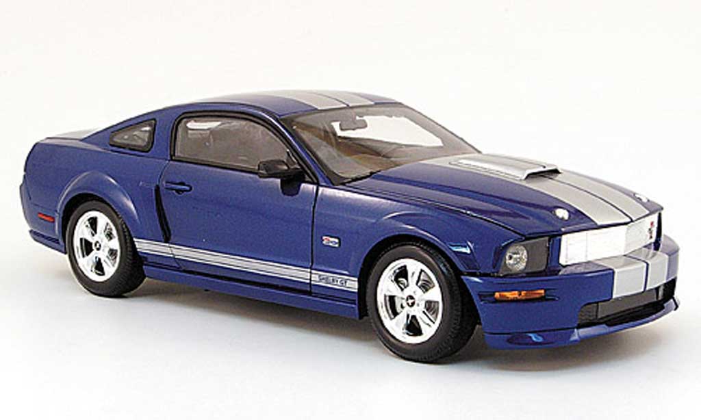 Shelby GT 1/18 Shelby Collectibles coupe blauw avec bandes 2008 modelauto