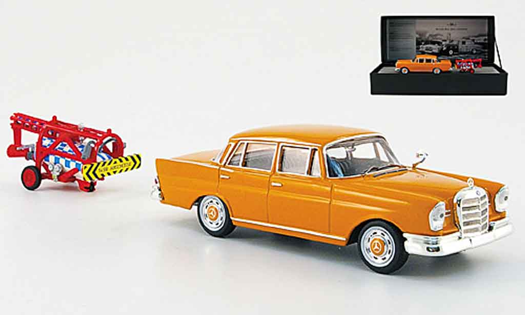 Mercedes 220 1/43 Ixo SE (W 111) avec Raketenantrieb oranje 1959 modelauto