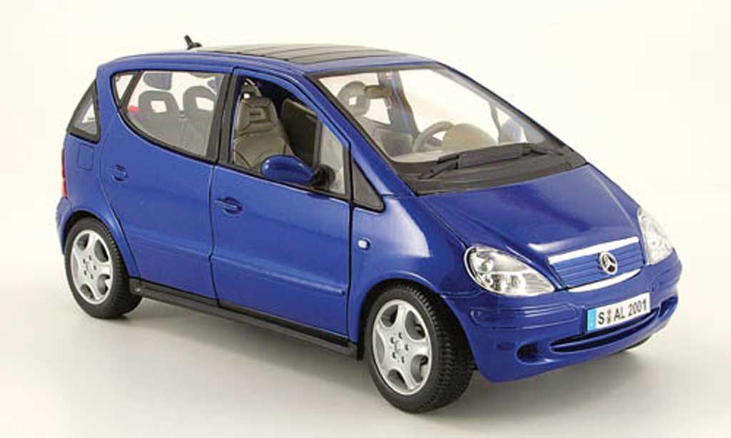 Mercedes Classe A 1/18 Maisto langversion 4-turer blauw modelauto