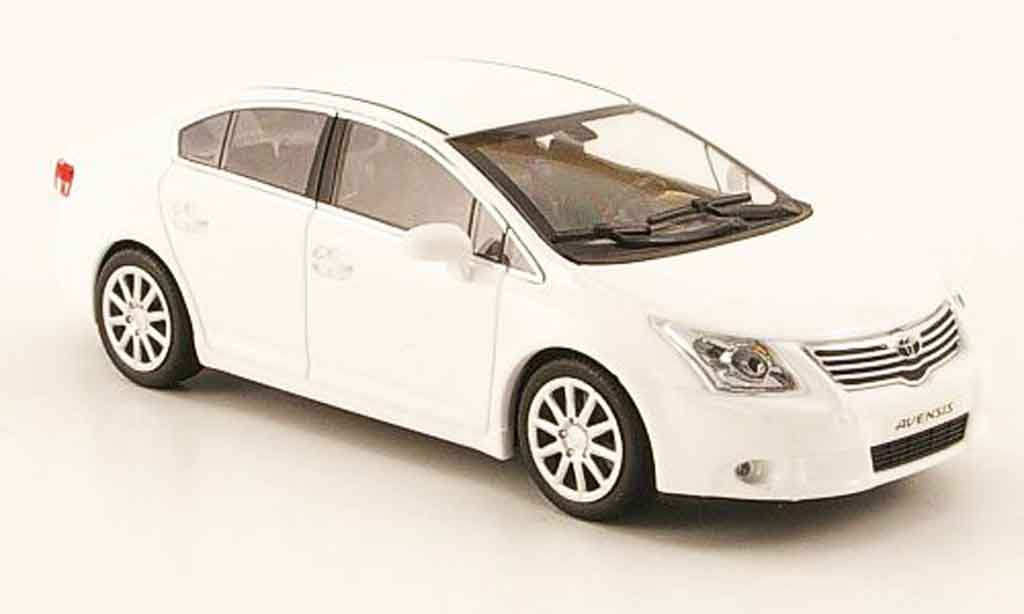 Toyota Avensis 1/43 Minichamps wit 2009 modelauto