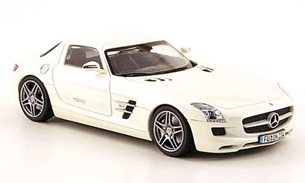 Mercedes SLS 1/43 Schuco AMG (C197) wit modelauto