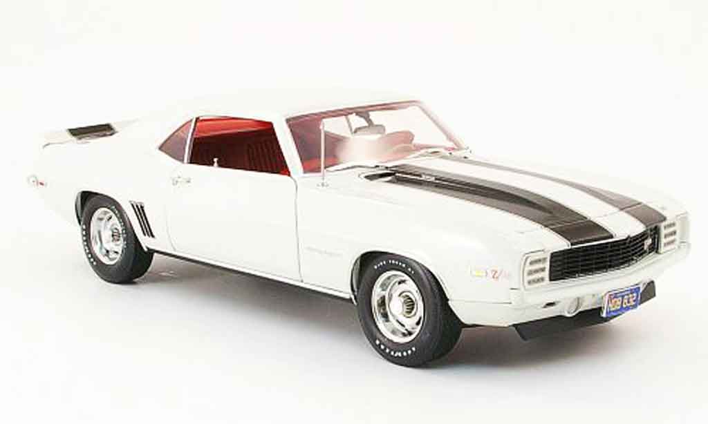 Chevrolet Camaro Z28 1/18 Highway 61 Z28 rs creme wit/zwart 1969 modelauto