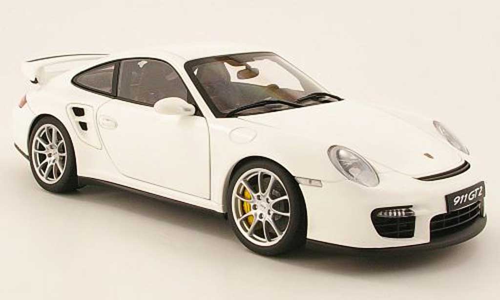 Porsche 997 GT2 1/18 Autoart GT2 wit mat modelauto