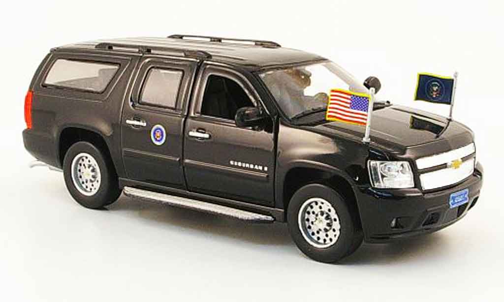 Chevrolet Suburban 1/43 Luxury Die Cast Presidential zwart 2009 2010 modelauto