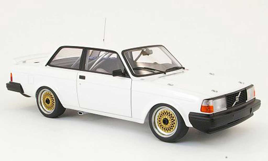 Volvo 240 1/18 Autoart turbo plain body wit 1985 jantes bbs geels modelauto