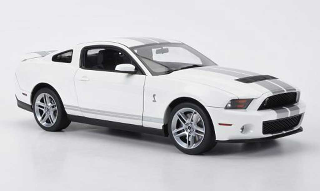 Shelby GT 500 1/18 Autoart wit mit grijs metallicnen Streifen 2010 modelauto