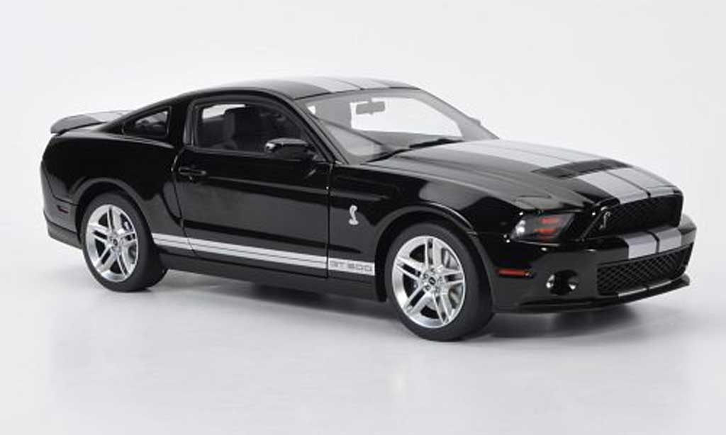 Shelby GT 500 1/18 Autoart zwart mit grijs metallicnen Streifen 2010 modelauto