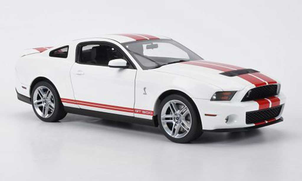 Shelby GT 500 1/18 Autoart wit mit rooden Streifen 2010 modelauto