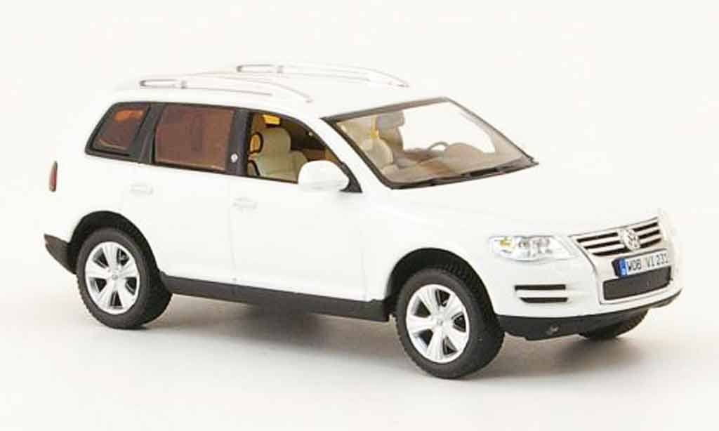 Volkswagen Touareg 1/43 Minichamps wit north sail modelauto