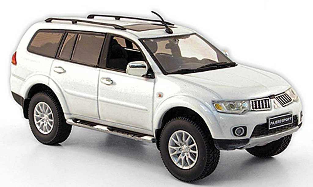 Mitsubishi Pajero 1/43 Vitesse Sport wit 2009 modelauto