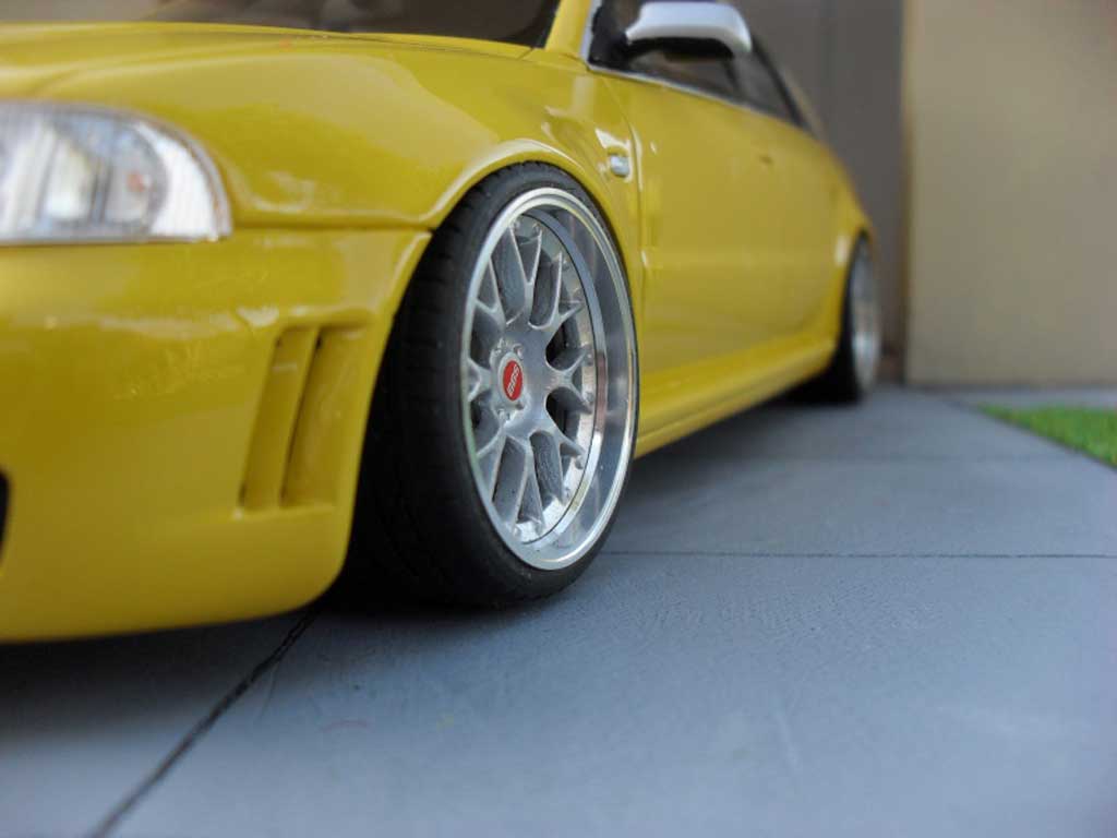 Audi RS4 berline geel jantes BBS 19 pouces 1/18 Ottomobile