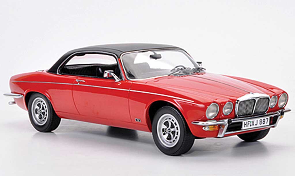 Daimler Double Six 1/18 Neo Coupe rood/zwart 1974 modelauto