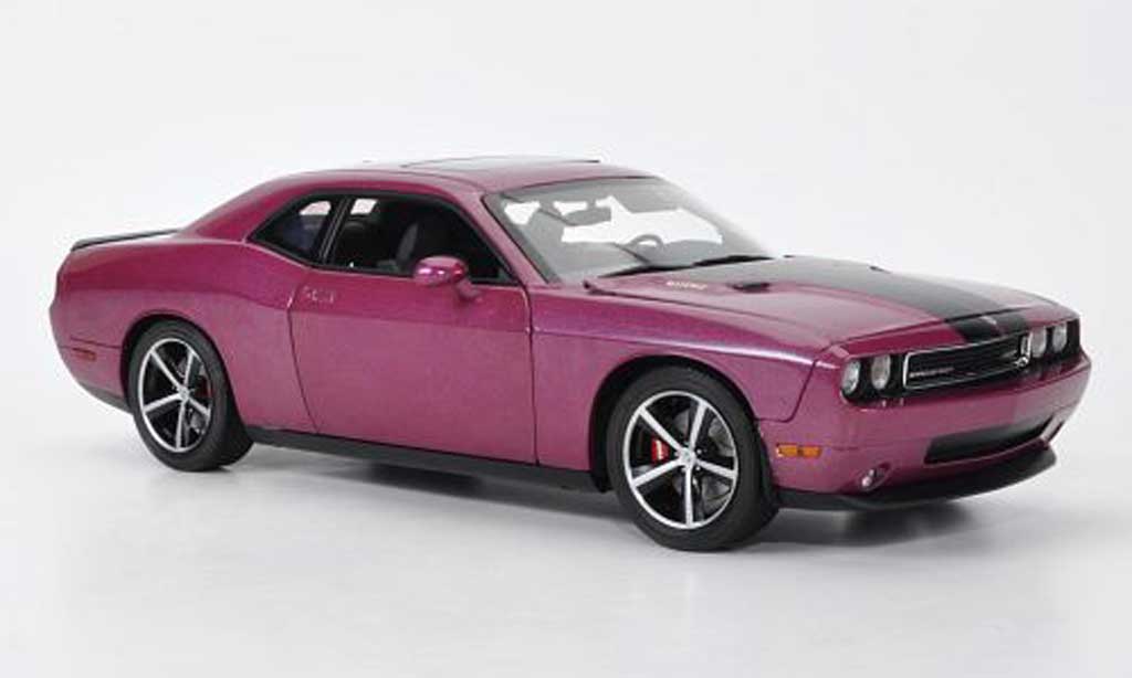 Dodge Challenger 2010 1/18 Highway 61 2010 SRT8 lila/matt zwart modelauto