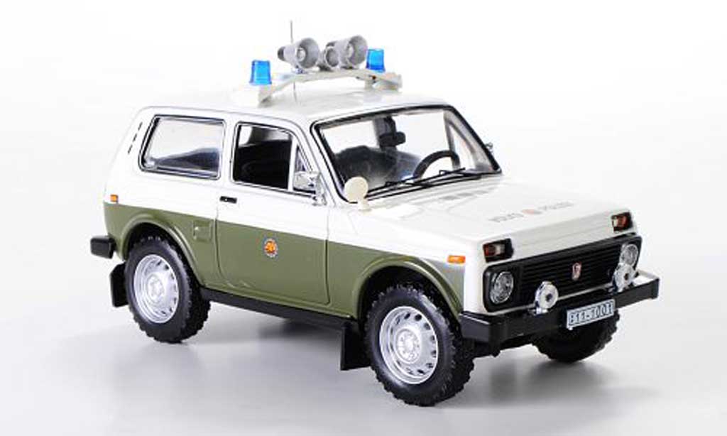 Lada Niva 1/43 IST Models (VAZ2121) Volkspolizei 1978 modelauto