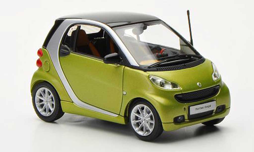 Smart ForTwo 1/43 Minichamps Coupe mattgrun/grijs 2010 modelauto