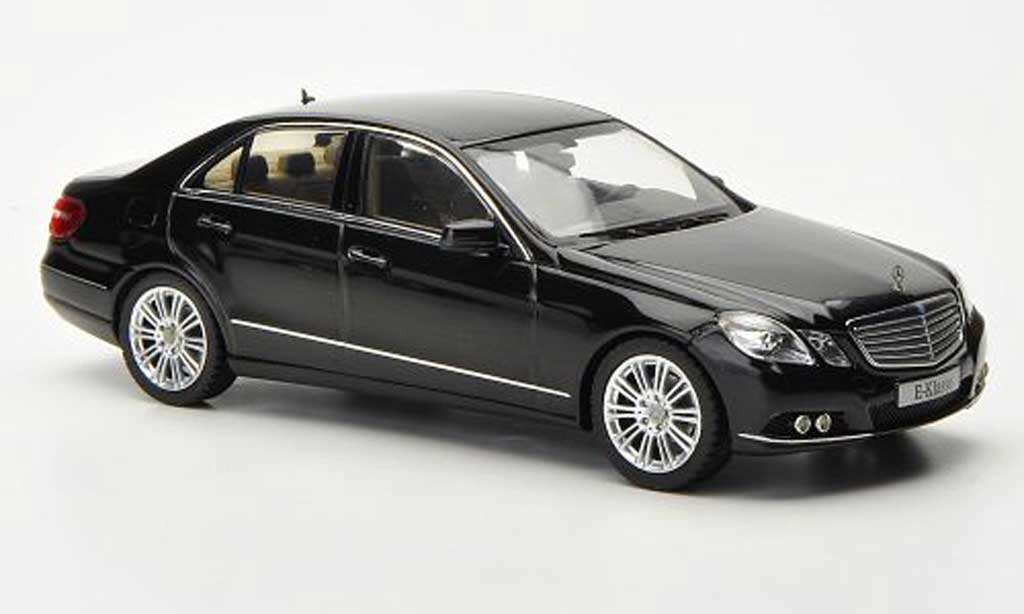 Mercedes Classe E 1/43 Schuco (W212) zwart Avantgarde 2009 modelauto