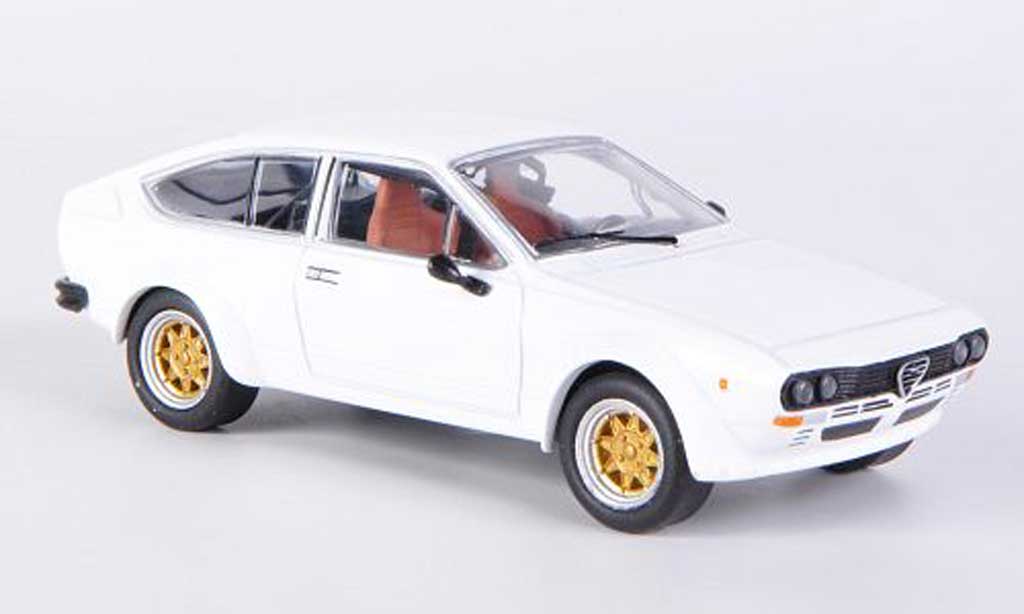 Alfa Romeo GT 2.0 1/43 M4 V 2.0 Alfetta 2000 wit 1976 modelauto