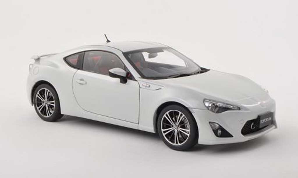 Toyota 86 2012 1/18 Autoart 2012 GT Limited (Asian Version/RHD) wit modelauto