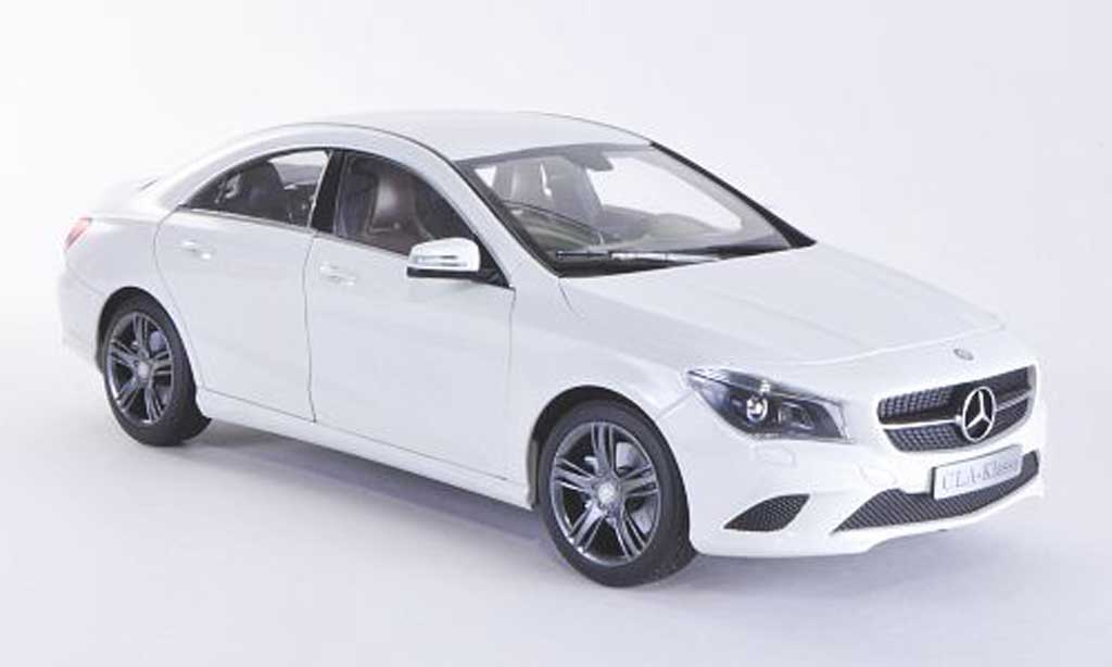 Mercedes CLA 1/18 Norev (C117) wit 2013 modelauto