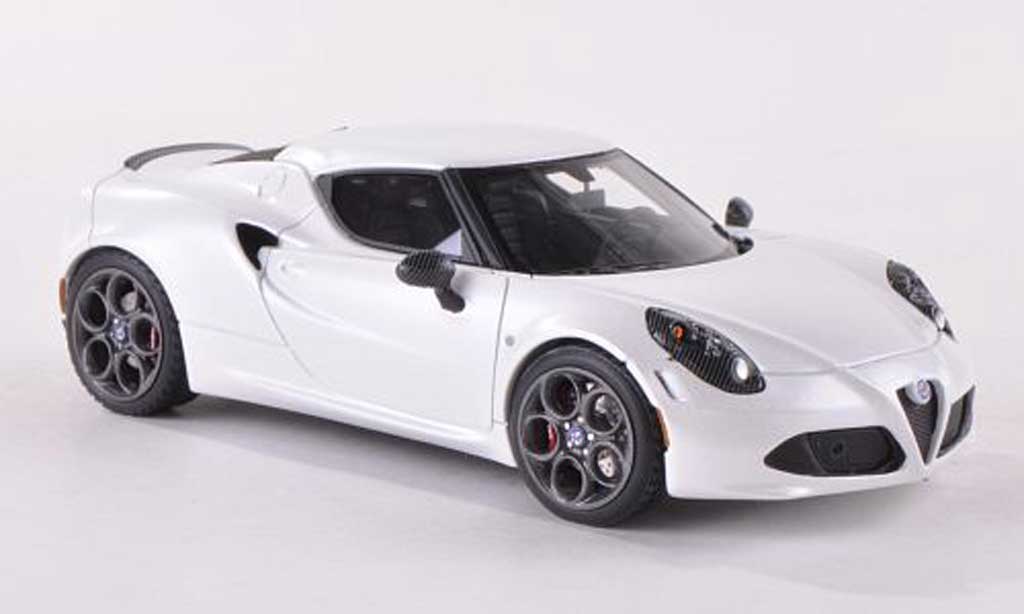 Alfa Romeo 4C 1/43 Look Smart Launch Edition matt-wit 2013 modelauto