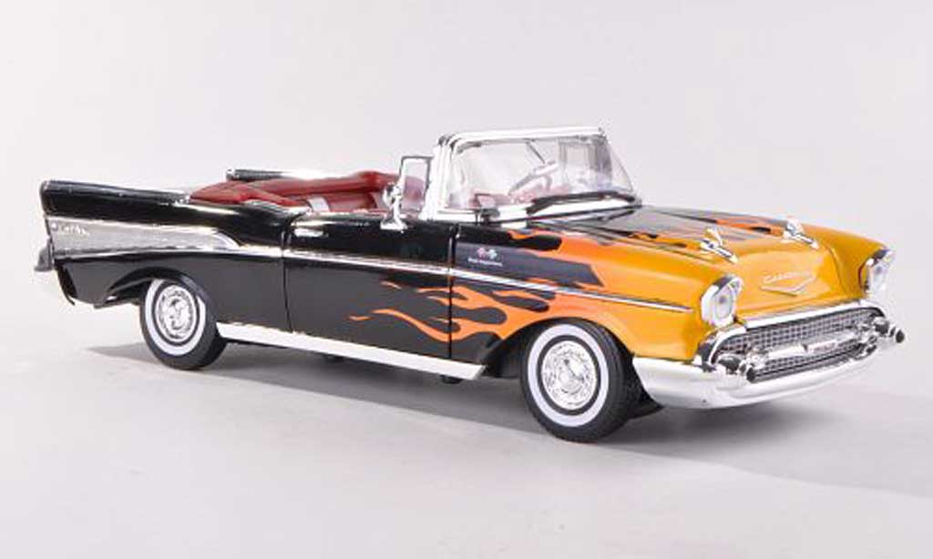Chevrolet Bel Air 1957 1/18 Motormax 1957 Cabriolet zwart mit Flammendekor modelauto