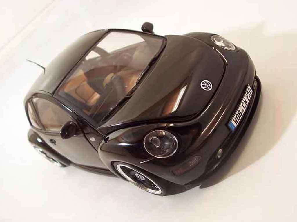 Volkswagen New Beetle 1/18 Solido men in black modelauto