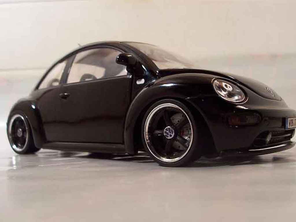 Volkswagen New Beetle Base men in black 1/18 Solido